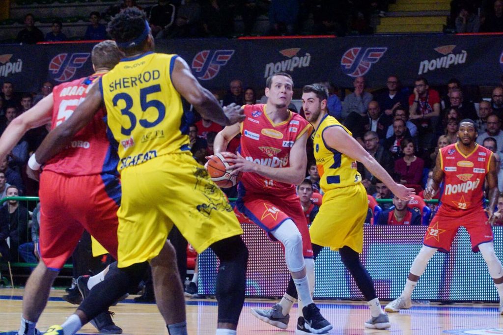 Nel big match di Scafati la Novipiù è in vantaggio 32-37 all'intervallo lungo