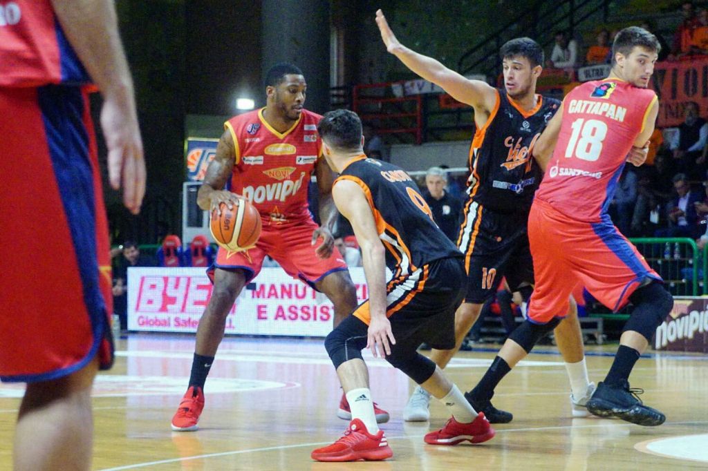 La Novipiù supera Reggio Calabria di un punto: 68-67