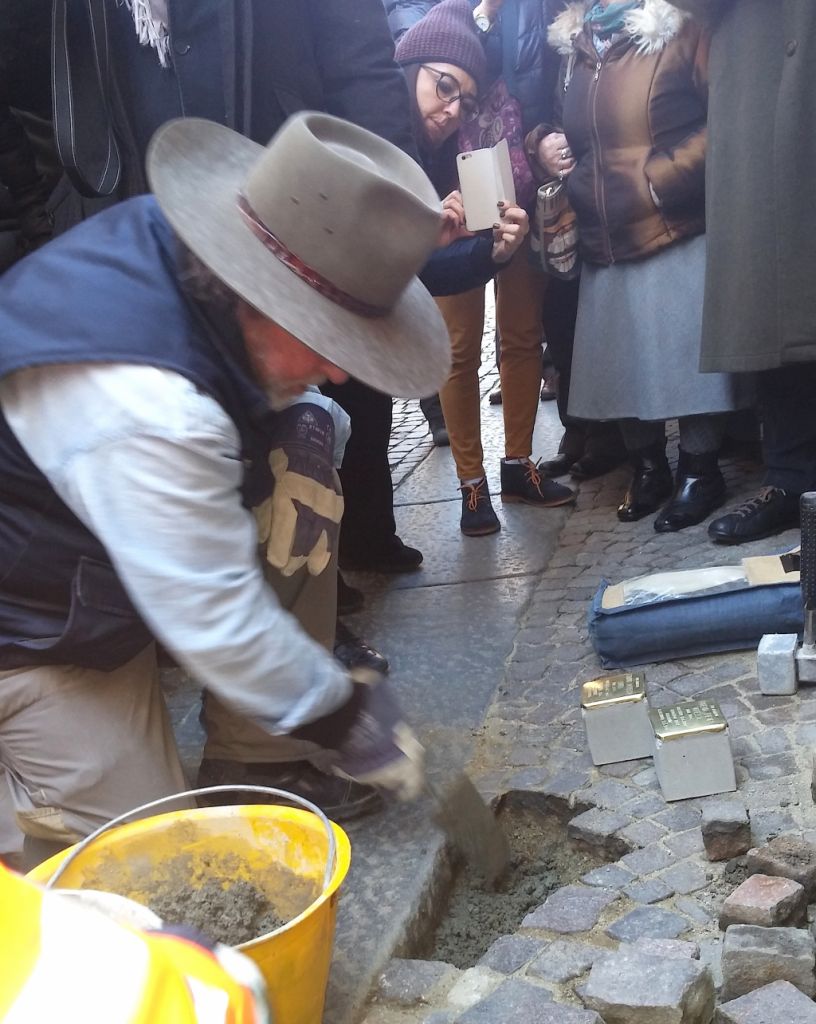 In ricordo di tre deportati le pietre d'inciampo