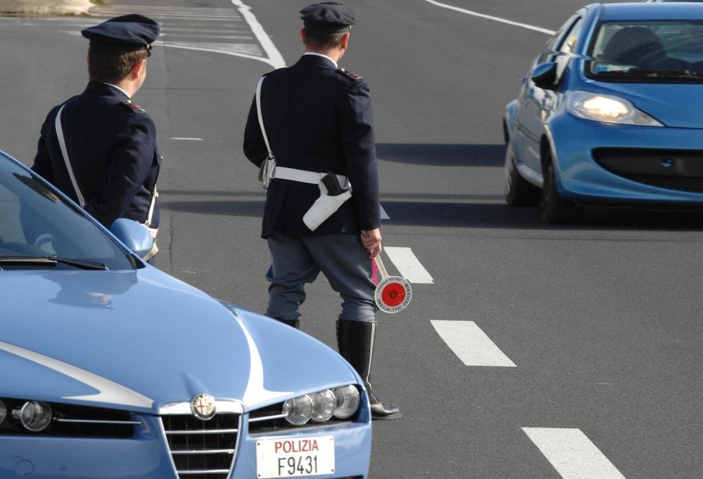Una turista francese in bici sull'autostrada: fermata dalla Polizia e multata
