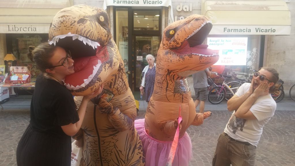 Due tirannosauri in giro per Casale Comics